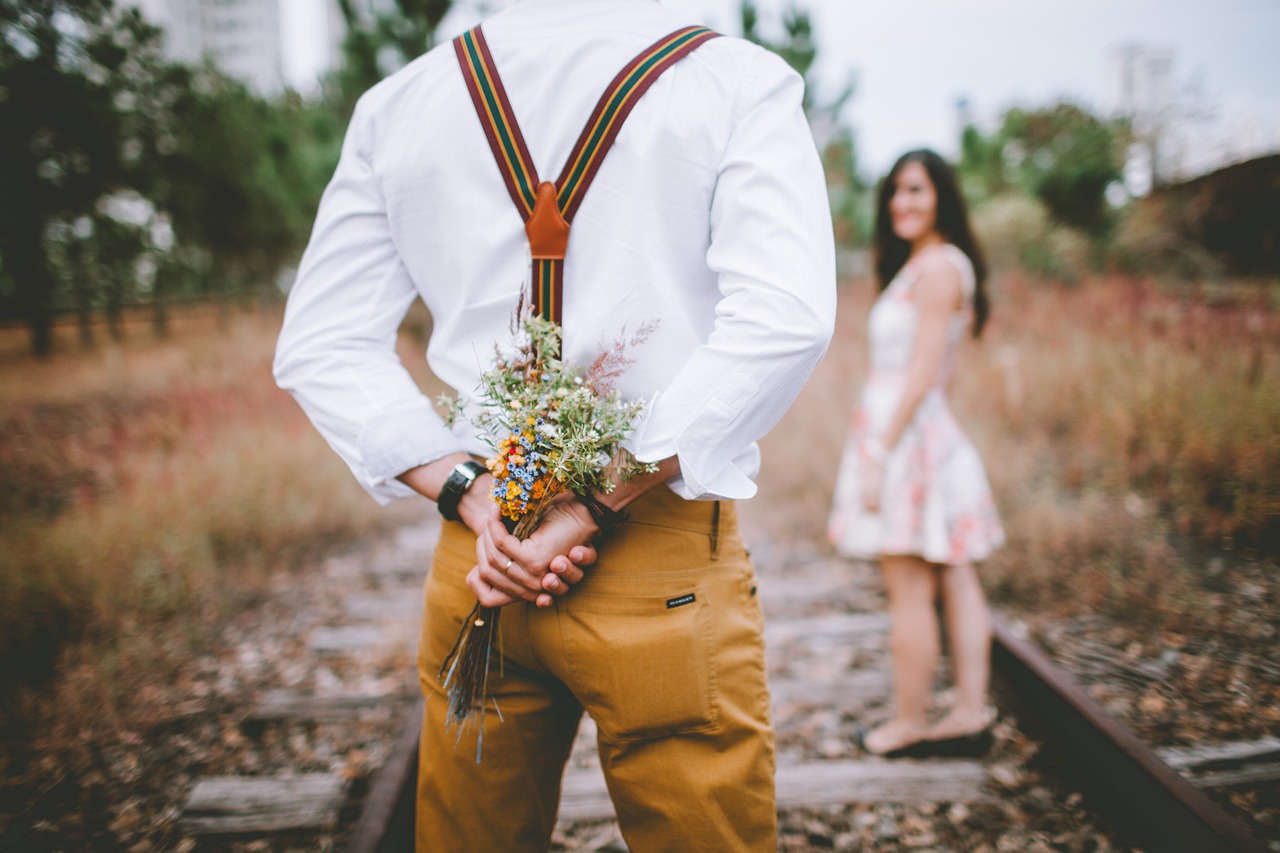 Romantische Gesten - Blumen schenken